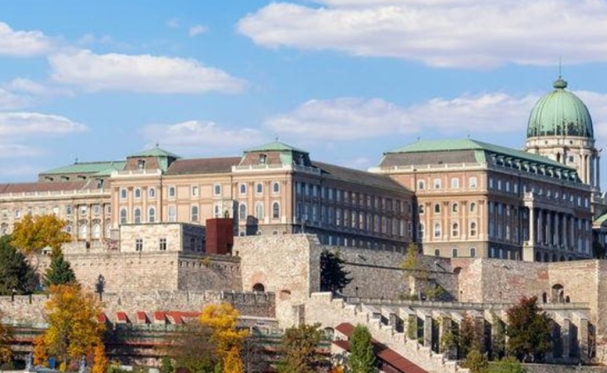 A Budai Várnegyed és a Budavári Palota látképe a Duna felől. Magyarország egyik kiemelkedő történelmi és kulturális értéke.