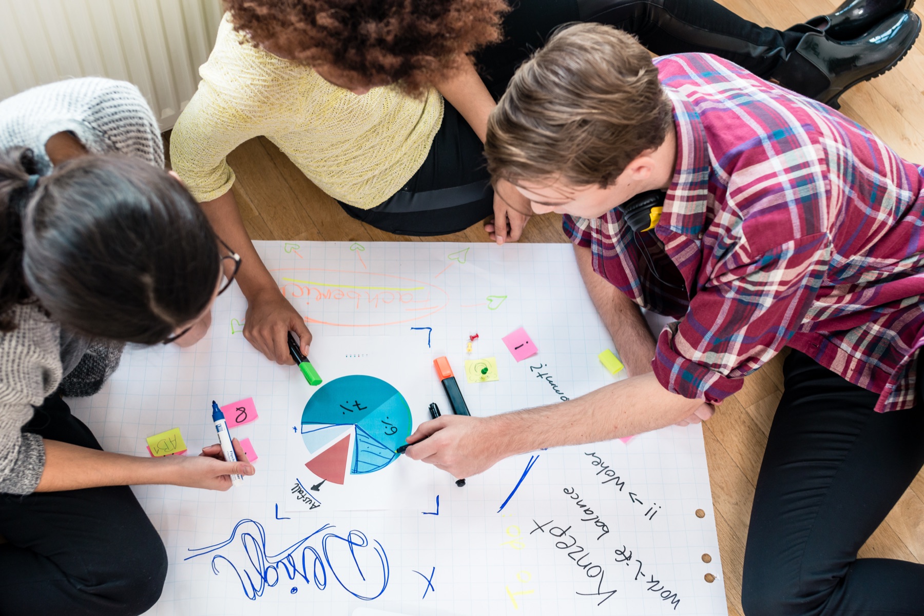 Studenti che pianificano e discutono insieme un progetto