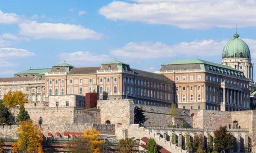 A Budai Várnegyed és a Budavári Palota látképe a Duna felől. Magyarország egyik kiemelkedő történelmi és kulturális értéke.